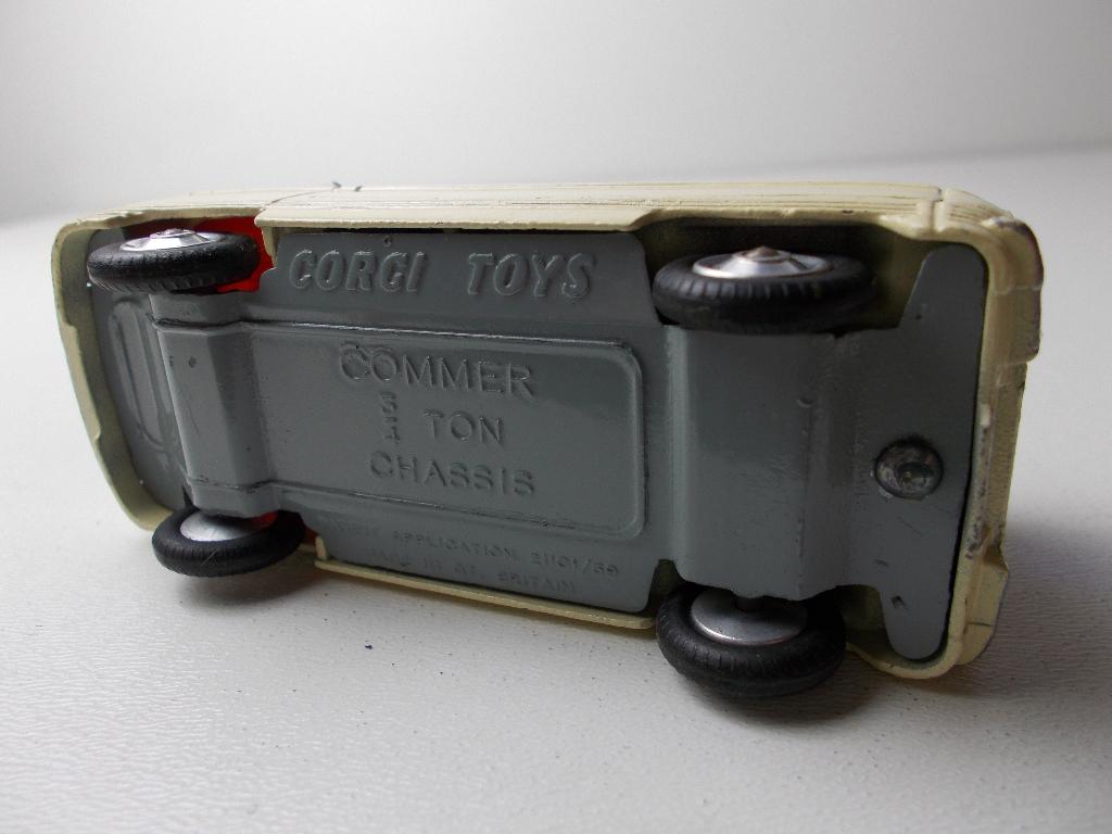 1964 Corgi Toys 463 COMMER 3/4 TON CHASSIS AMBULANCE I.g.st., Ophalen of Verzenden, Gebruikt, Bus of Vrachtwagen, Corgi
