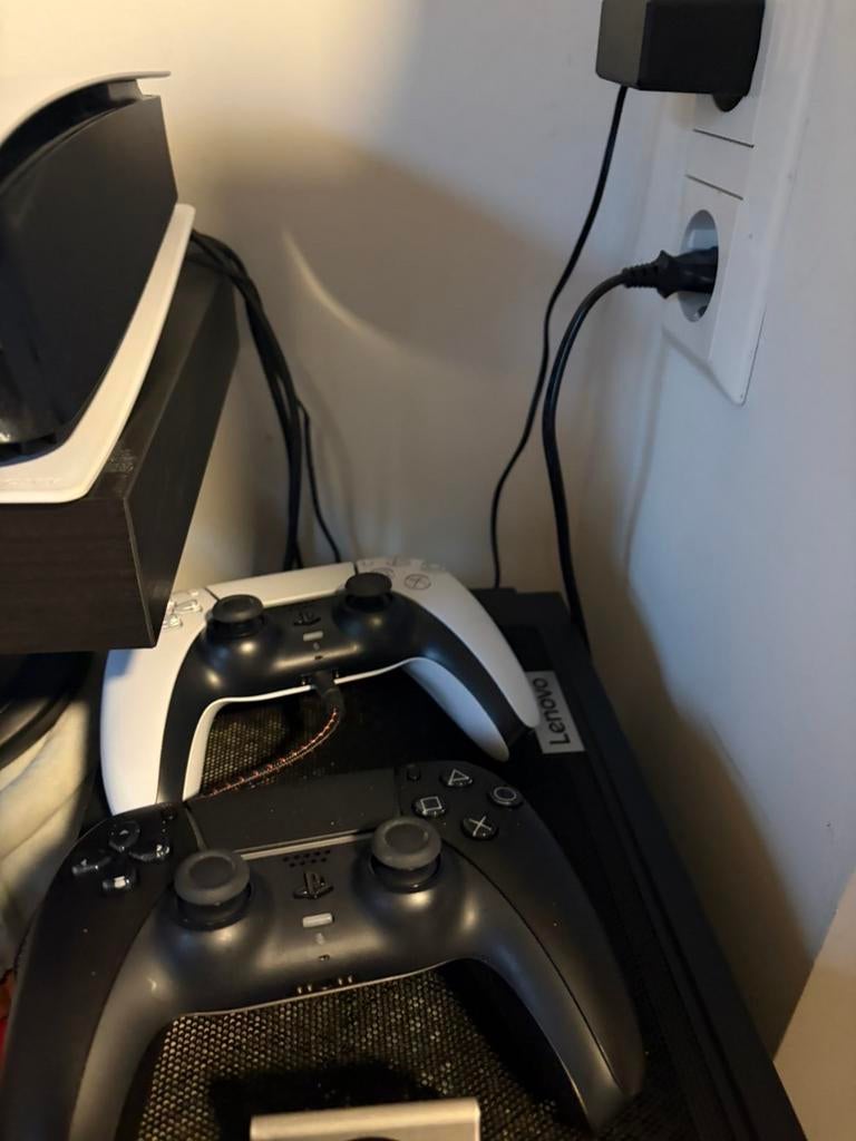 PS5 Pro met twee controllers, Spelcomputers en Games, Spelcomputers | Sony PlayStation 5, Ophalen, Gebruikt, Playstation 5