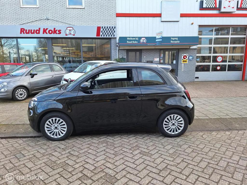 Fiat 500E URBAN 42 kWh / 1e Eigenaar / € 16.750,00, Automaat, 118 pk, 4 stoelen, Zwart