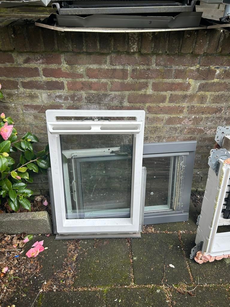 Twee Velux GGU C02 dakramen kunststof, Ophalen, Gebruikt, Minder dan 80 cm, Dubbelglas