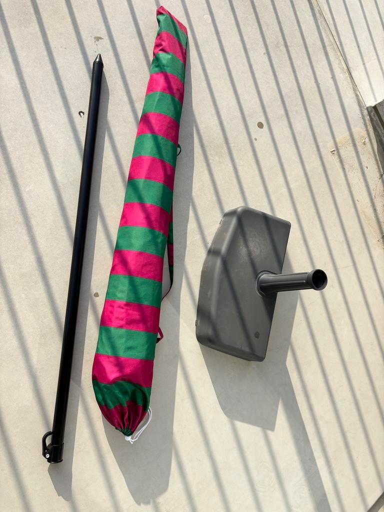 Zo goed als nieuwe Parasol met voet - Roze/Groen gestreept, Ophalen, Zo goed als nieuw, 1 tot 2 meter, Stokparasol