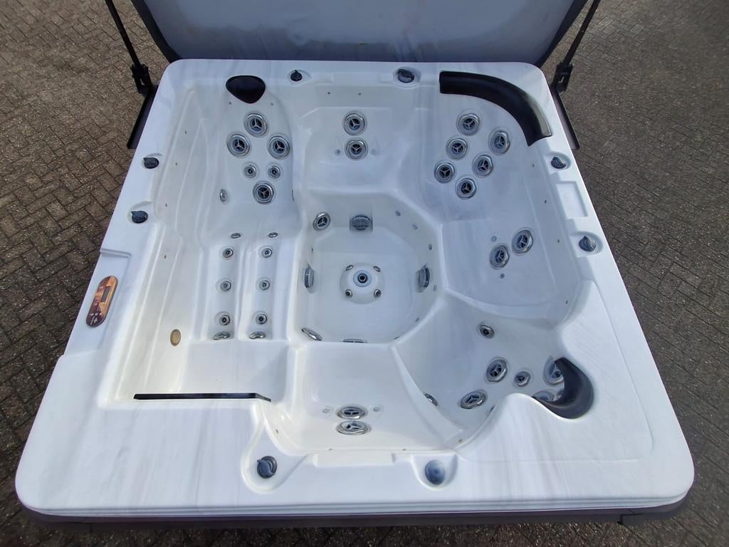 6 persoons jacuzzi ‍️ Extreem zuinig model ‼️goed geïsoleerd, Ophalen of Verzenden, Nieuw, Filter