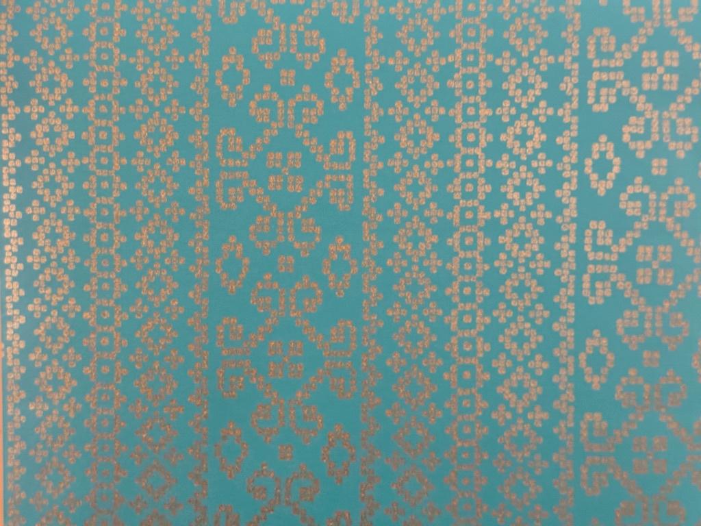 Behang,turquoise met metallic glans, NU per rol voor € 15, Ophalen, Minder dan 10 m², Blauw,  hotel chique, modern, luxe interieur, kleurrijke interieurs.