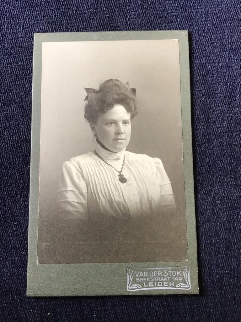 CDV, Dame, ANTON J. VAN DER STOK, LEIDEN, Carte de Visite, Ophalen of Verzenden, Voor 1940, Gebruikt, Foto