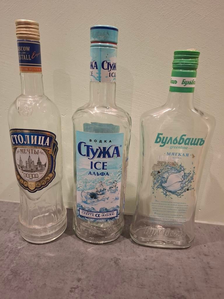 3 lege Wodka flessen uit Rusland en Wit Rusland, Verzamelen, Glas en Borrelglaasjes, Ophalen of Verzenden, Gebruikt, Overige typen