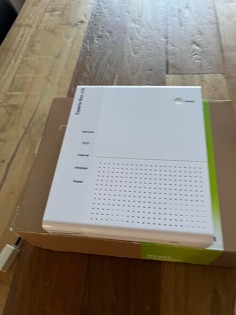KPN Experia Box V10 Router/Modem in originele doos, Computers en Software, Routers en Modems, Ophalen of Verzenden, Zo goed als nieuw