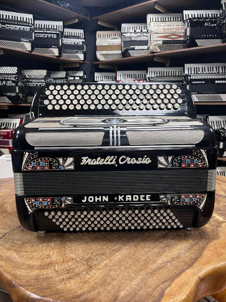 Fratelli Crosio 120 bas knop 5 korig, Muziek en Instrumenten, Accordeons, Overige merken, Gebruikt, Met koffer, Ophalen of Verzenden