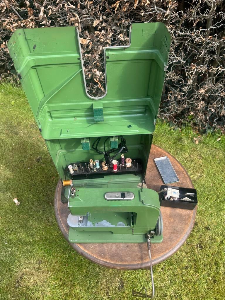 Elna naaimachine in groene koffer, Hobby en Vrije tijd, Naaimachines en Toebehoren, Ophalen of Verzenden, Gebruikt, Naaimachine