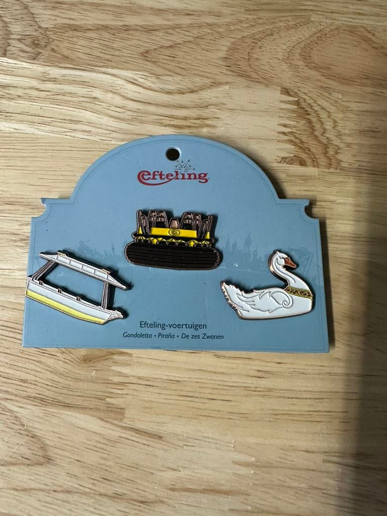 Efteling pins voertuigenset, Ophalen of Verzenden, Zo goed als nieuw, Button of Speldje