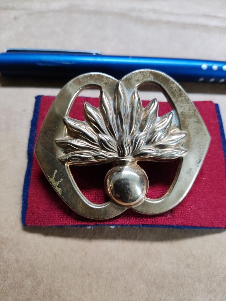 Baretembleem Garde Grenadiers met dunne voetjes., Ophalen of Verzenden, Landmacht, Nederland, Embleem of Badge