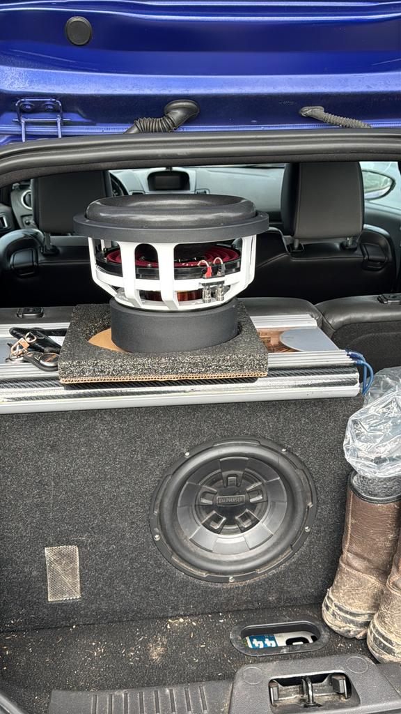Subwoofer met custom kist + versterker, Auto diversen, Autospeakers, Zo goed als nieuw, Ophalen