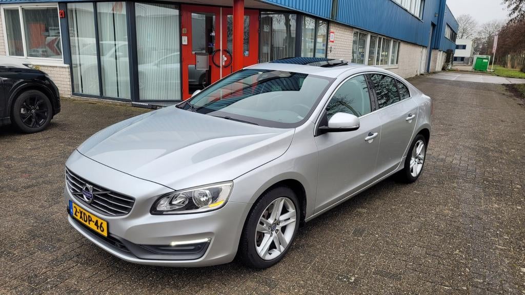 Volvo S60 T5 2.0 180KW/245PK Geartr. 2014 Grijs nette auto!, 4 cilinders, 1969 cc, S60, Bedrijf