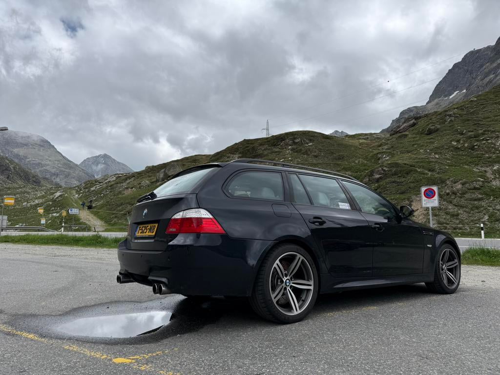 BMW 5-Serie 5.0 M5 SMG 2009 Zwart, Automaat, Euro 5, Achterwielaandrijving, 1800 kg