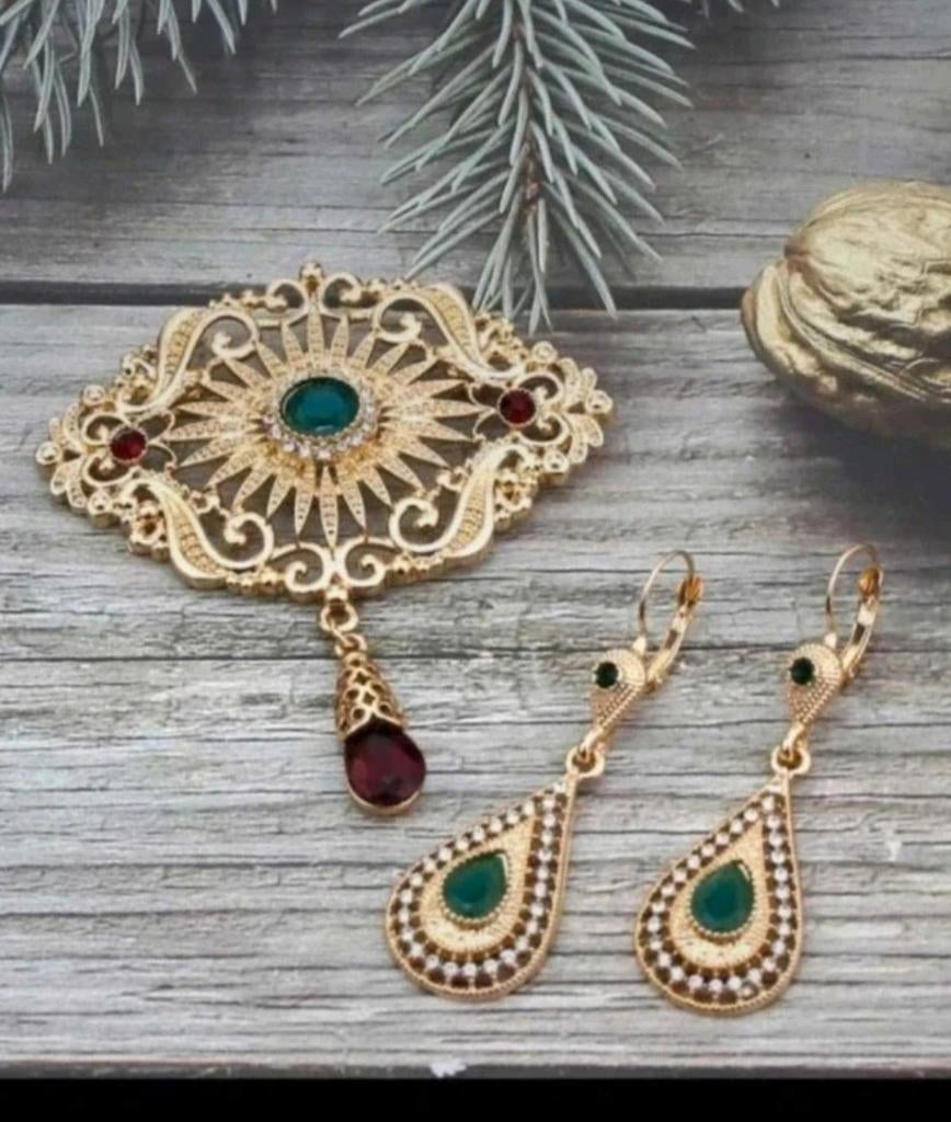 Prachtige Gouden Broche en Oorbellen Set met Edelstenen, Sieraden, Tassen en Uiterlijk, Oorbellen, Nieuw, Hangers, Overige materialen