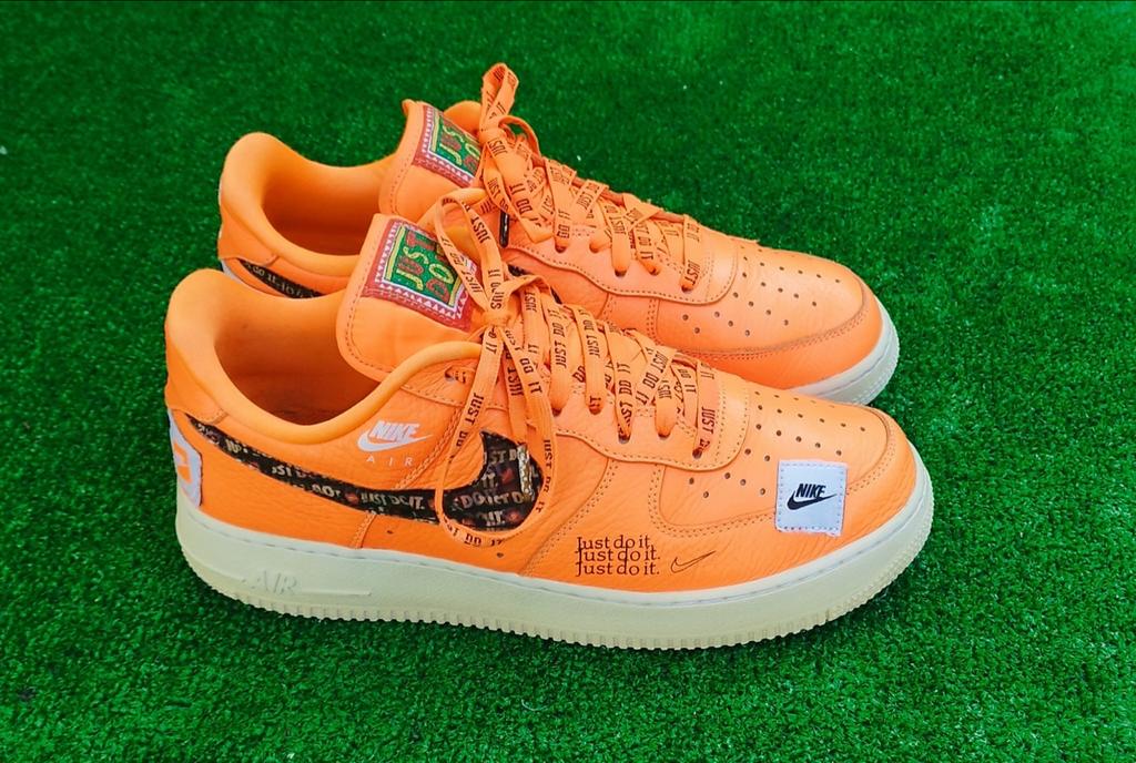 Nike Air Force 1 'Just Do It' Oranje Sneake Maat #42,5, Verzenden, Oranje, Nike, Nike