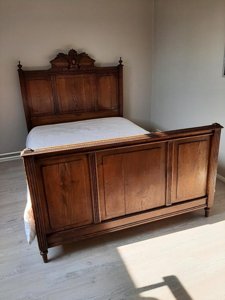 Antiek bed met bijpassende linnenkast, Ophalen