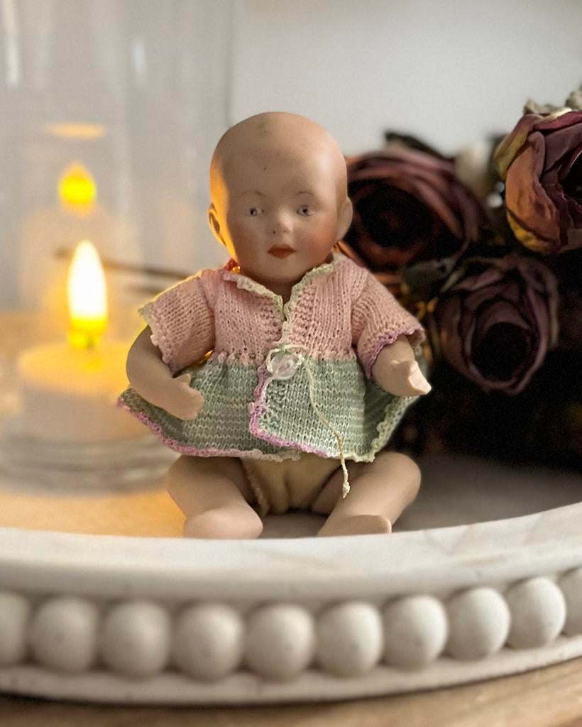 Biscuit porselein miniatuur babietje 13 cm, Antiek en Kunst, Ophalen of Verzenden