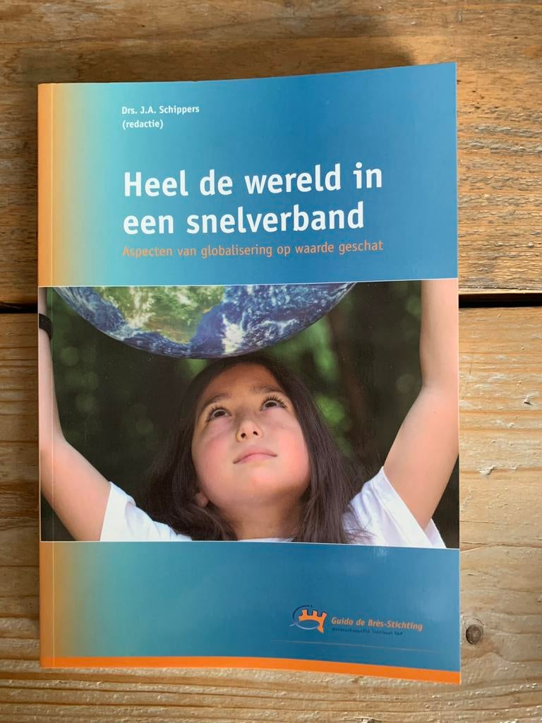 Heel de wereld in een snelverband van drs. J.A. Schippers, Boeken, Ophalen of Verzenden, Zo goed als nieuw