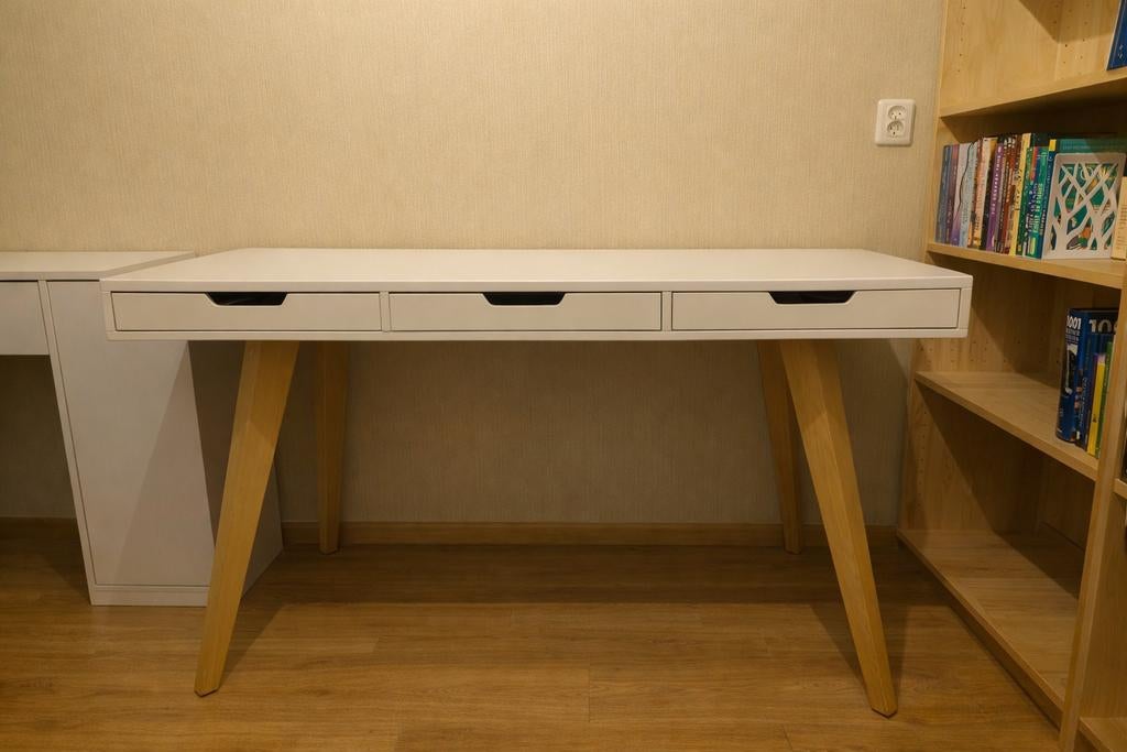 Modern wit bureau met lades en houten poten, Huis en Inrichting, Bureaus, Ophalen, Hout, Zo goed als nieuw, Met lades