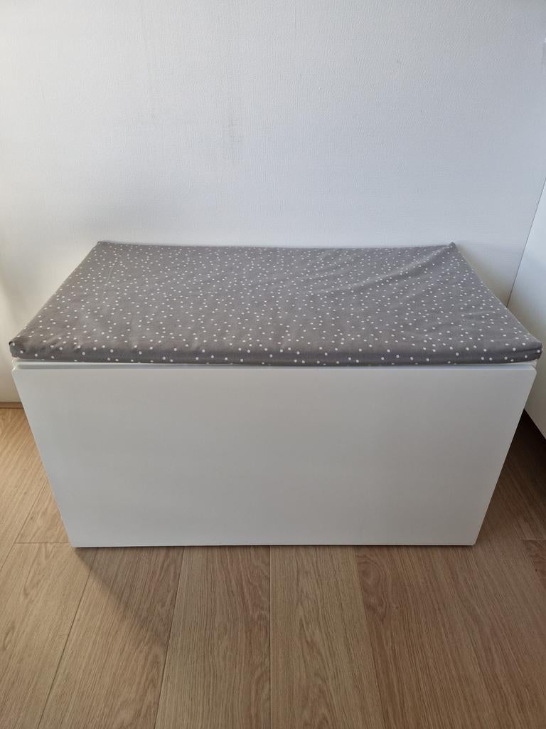Speelgoedkist/klein Bureau kinderen inclusief stoeltje, Kinderen en Baby's, Kinderkamer | Tafels en Stoelen, Ophalen, Zo goed als nieuw