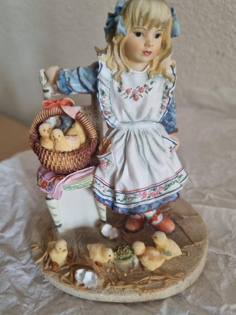 Mooi beeldje met kuikentjes merk Christine Hatched, Ophalen, Zo goed als nieuw, Mens