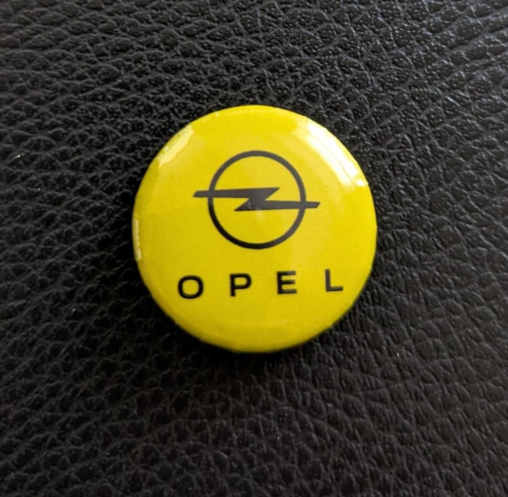 Opel Button / Pin - Geel met Zwart Logo, Auto diversen, Autostickers, Ophalen of Verzenden