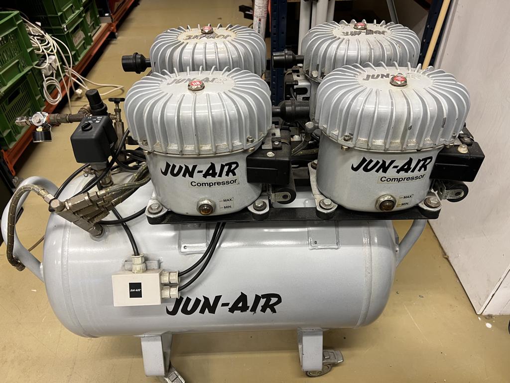 Jun-air 4 cilinder compressor, fluister stil, Doe-het-zelf en Verbouw, Compressors, 25 tot 100 liter, Ophalen, Minder dan 200 liter/min