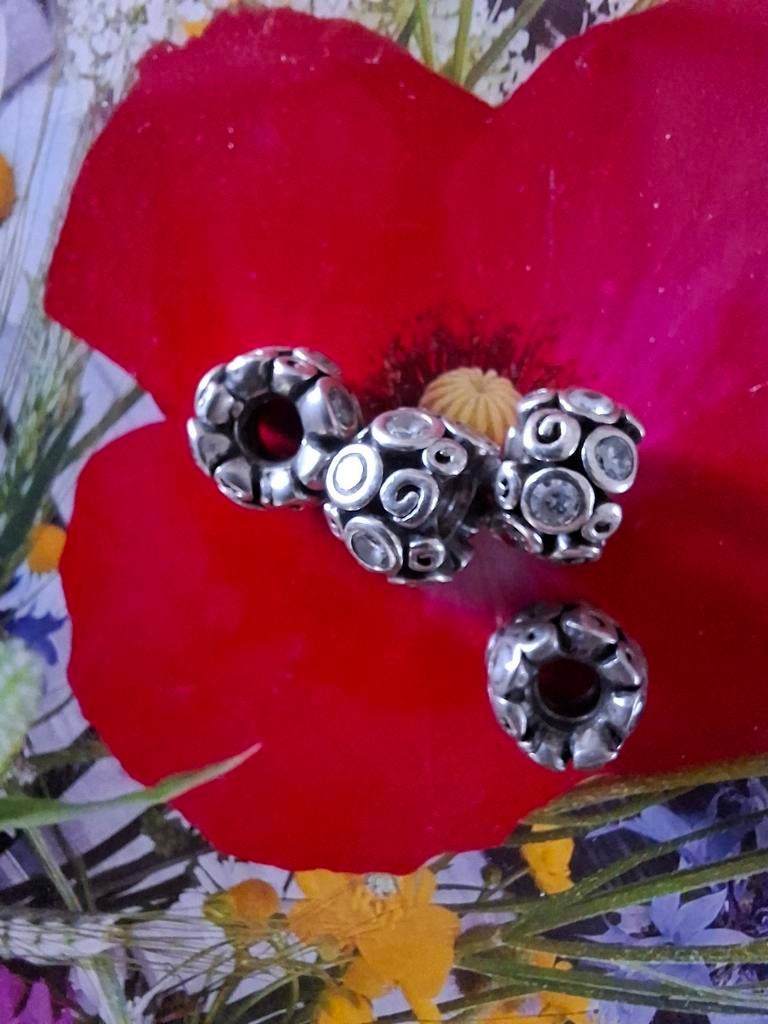 Pandora rozenpad met heldere zirkonia's. 4 stuks., Pandora, Ophalen of Verzenden, Zo goed als nieuw, 4 bedels of meer