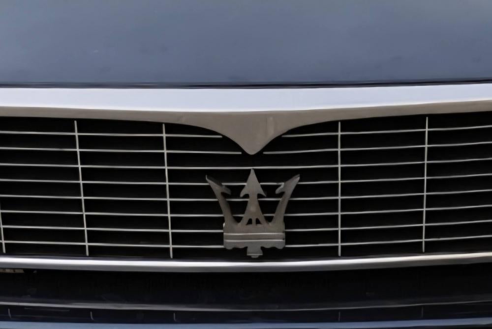 Vintage logo, grill logo, auto embleem van Maserati., Verzamelen, Ophalen of Verzenden, Gebruikt, Auto's