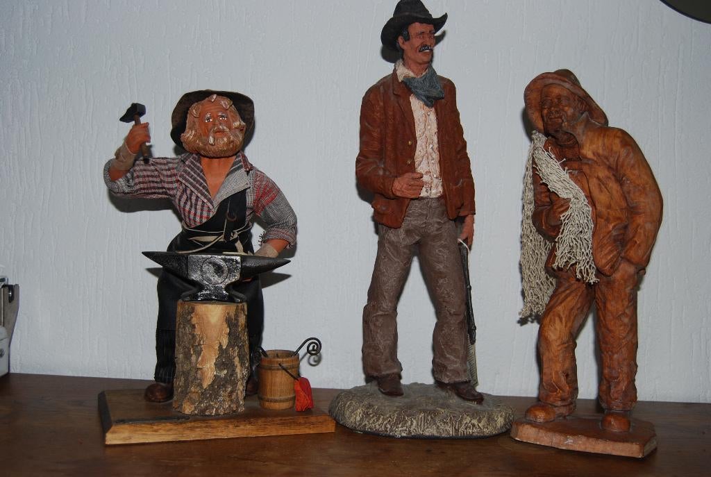 3 Houten beelden op voetstuk, Ophalen