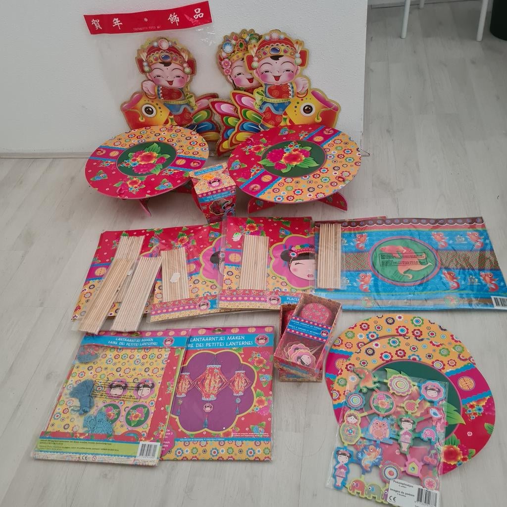 Groot Chinees feestpakket oa. cupcakes, etageres, placemats, Ophalen of Verzenden, Nieuw, Feestartikel, Overige