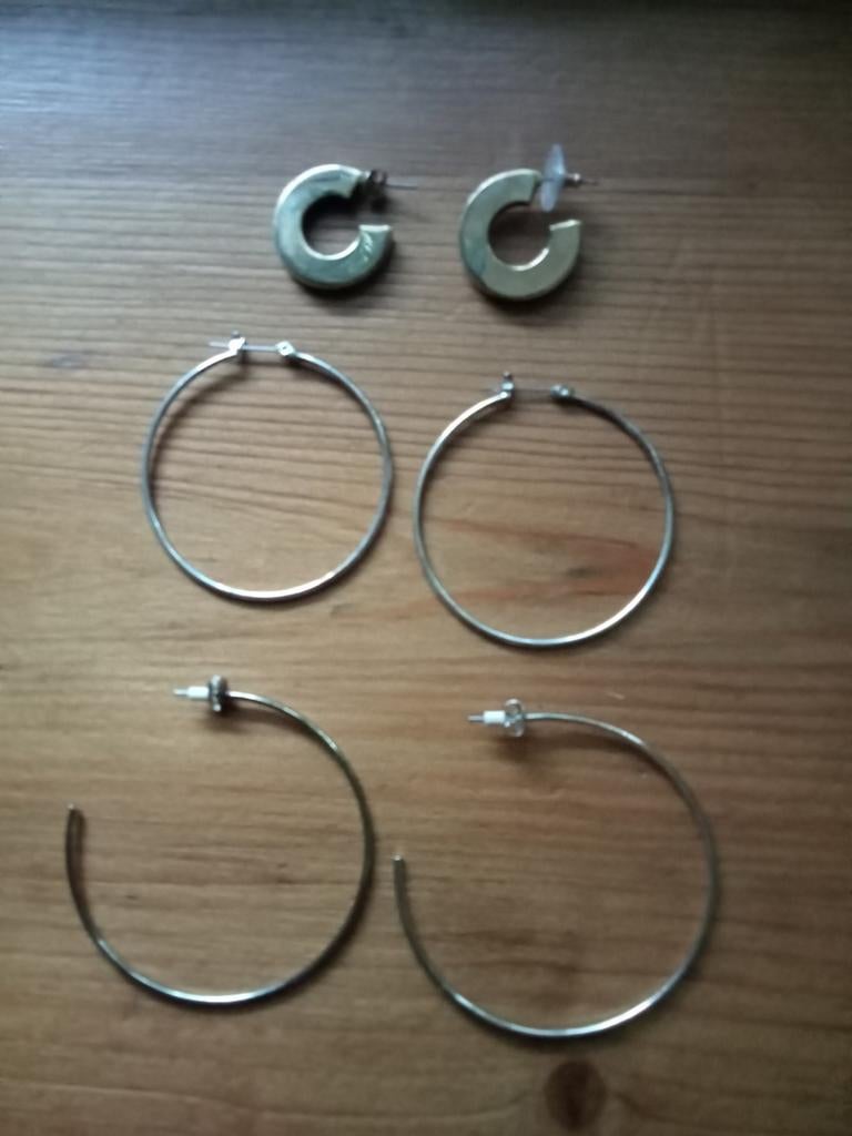 3 paar creolen, 2 paar goud kleurige, 1 paar zilver kleurig, Ophalen of Verzenden, Zo goed als nieuw, Hangers