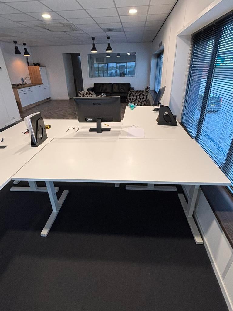 2 x Witte verstelbare bureautafels, Ophalen