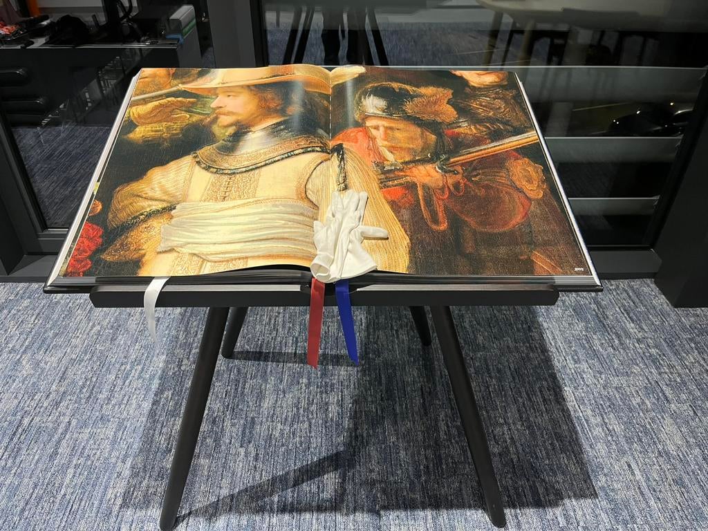 Marcel wanders boek op standaard, Ophalen