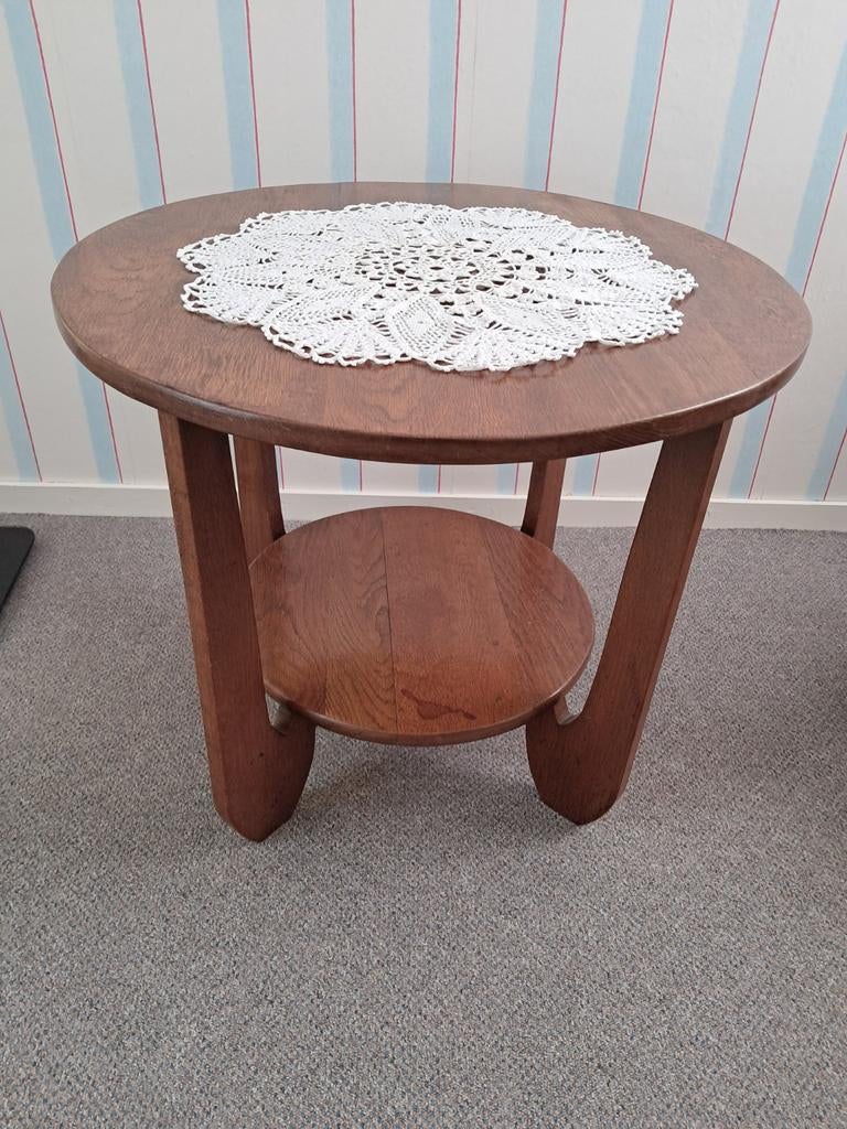 Ronde eiken tafel en rieten leuningstoel., Huis en Inrichting, Tafels | Bijzettafels, Ophalen of Verzenden, Rond, Minder dan 55 cm