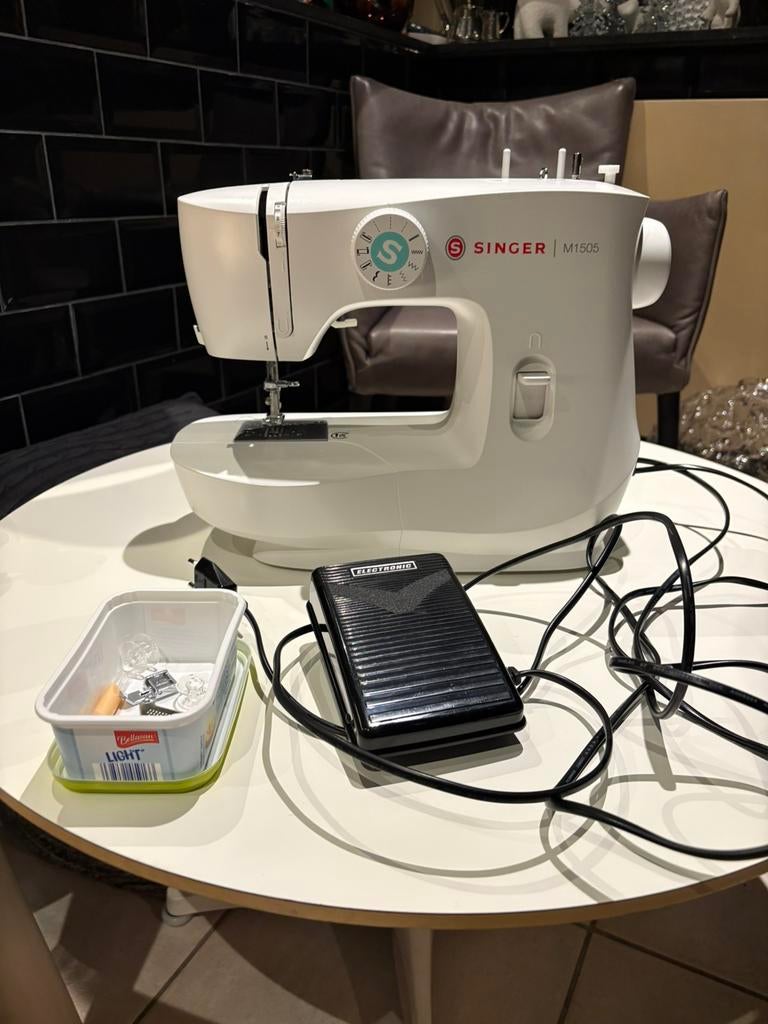 Singer naaimachine M1505 nieuwstaat, Ophalen, Zo goed als nieuw, Naaimachine, Singer