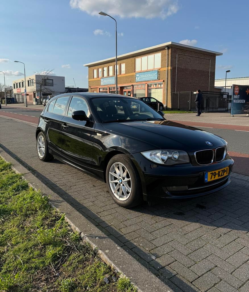 BMW 116i 2010 | High Executive | Nieuwe distributieketting, Auto's, BMW, 1-Serie, 1995 cc, Zwart, 4 cilinders