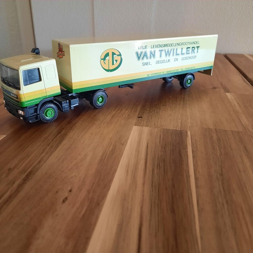 VAN TWILLERT BUNSCHOTEN (TOEN ) 95 DAF & 1 AS GESLOTEN TR ., Verzenden, Nieuw, Bus of Vrachtwagen, Lion Toys