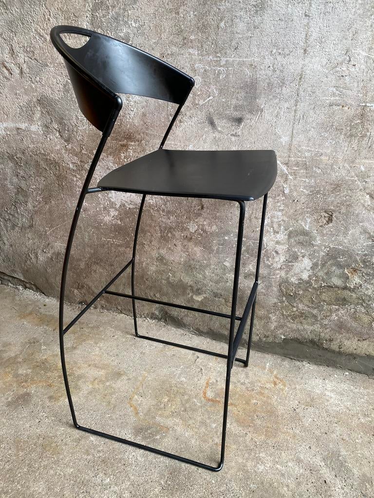 Baleri Italy metalen design barkruk , jaren 80, Huis en Inrichting, Barkrukken, Gebruikt, 60 tot 90 cm, Metaal, 1 kruk, Met voetsteun