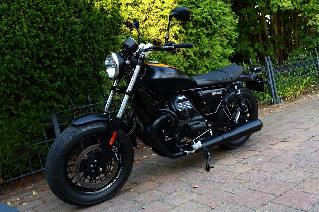 Moto Guzzi V9 BOBBER BLACK EDITION ABS 853cc (bj 2016), Motoren, 853 cc, Bedrijf, Meer dan 35 kW, Naked bike
