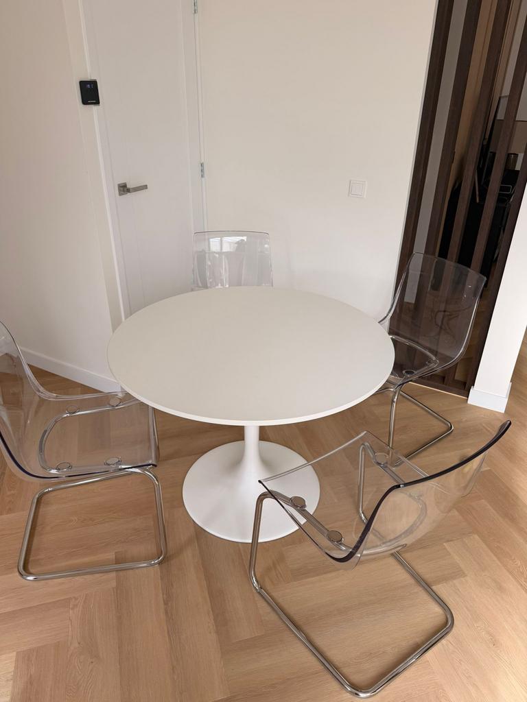 IKEA Tafel en stoelen set - Zeer goede staat!, Huis en Inrichting, Tafels | Eettafels, Kunststof, Rond, Ophalen of Verzenden, Zo goed als nieuw