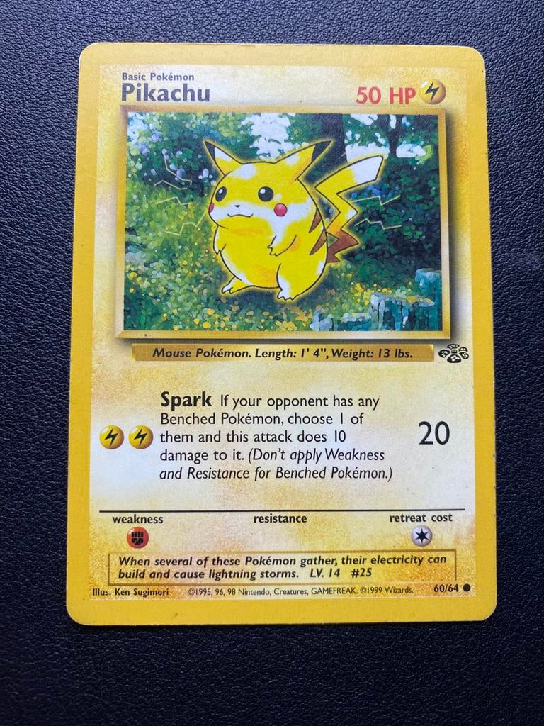 Pikachu - Jungle - 60/64 - Pokemon kaart, Hobby en Vrije tijd, Verzamelkaartspellen | Pokémon, Ophalen of Verzenden, Zo goed als nieuw