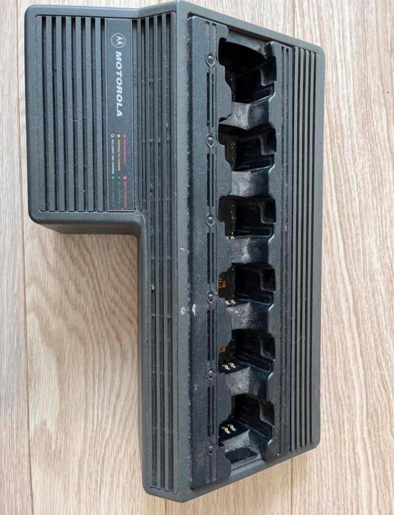 Motorola Multi-Unit 6-Voudige Acculader(s) GP340 HTN9005D, Telecommunicatie, Portofoons en Walkie-talkies, Ophalen, Gebruikt, Minder dan 2 km