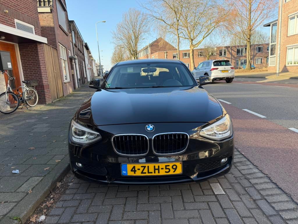 BMW 1-Serie 114I 75KW 5-DR 2013 Zwart, Auto's, BMW, 1-Serie, Achterwielaandrijving, 4 cilinders, Zwart