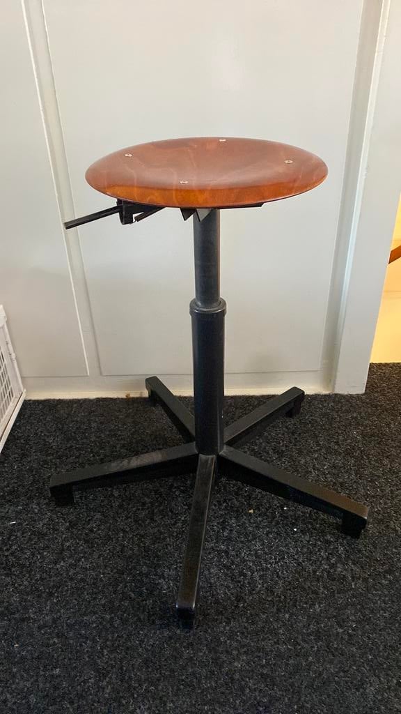 Kruk met houten zitting , verstelbaar, Ophalen, Zo goed als nieuw, Hout