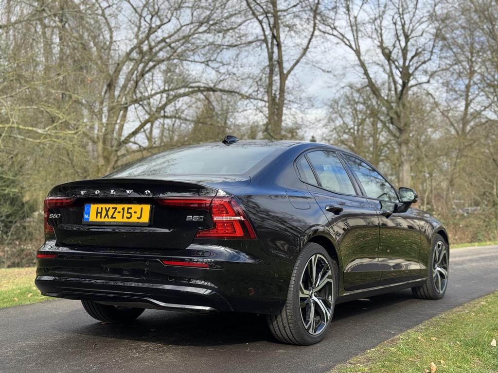 Volvo S60 2.0 B5 R-Design (bj 2024, automaat), Auto's, Volvo, 15 km/l, 4 cilinders, 1732 kg, Zwart