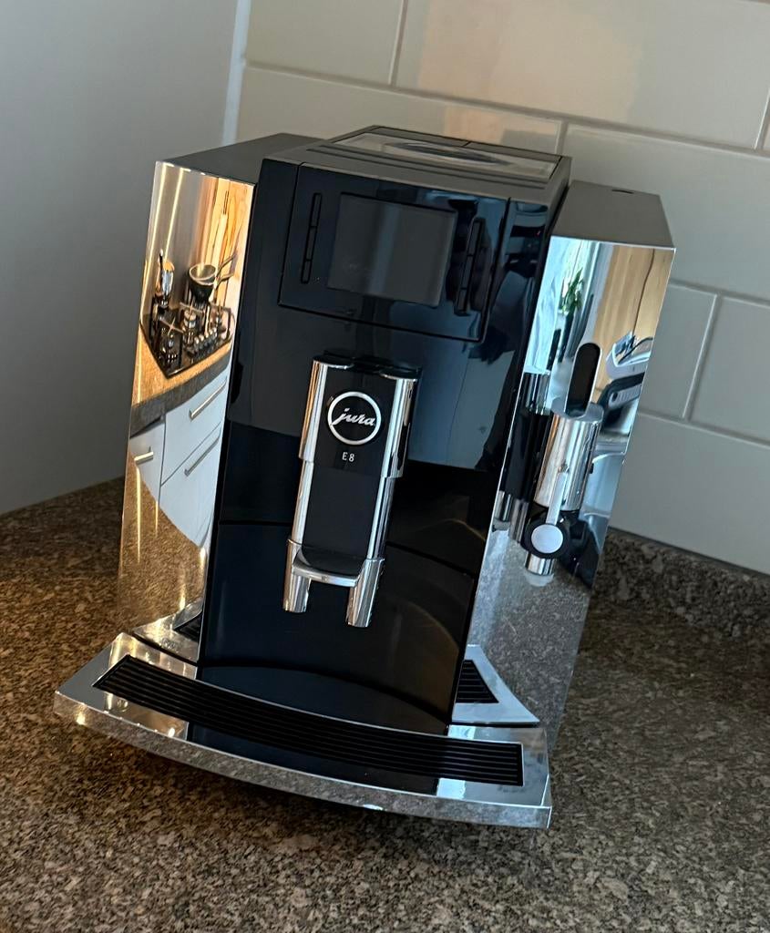 Keurige Jura E8 koffiemachine, Witgoed en Apparatuur, Koffiezetapparaten, 10 kopjes of meer, Ophalen, Zo goed als nieuw, Koffiemachine
