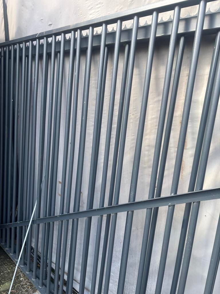 Dubbele poort met 2 kolommen, ca. 12 meter breed, Ophalen, Met poort, Gebruikt, Spijlenhekwerk