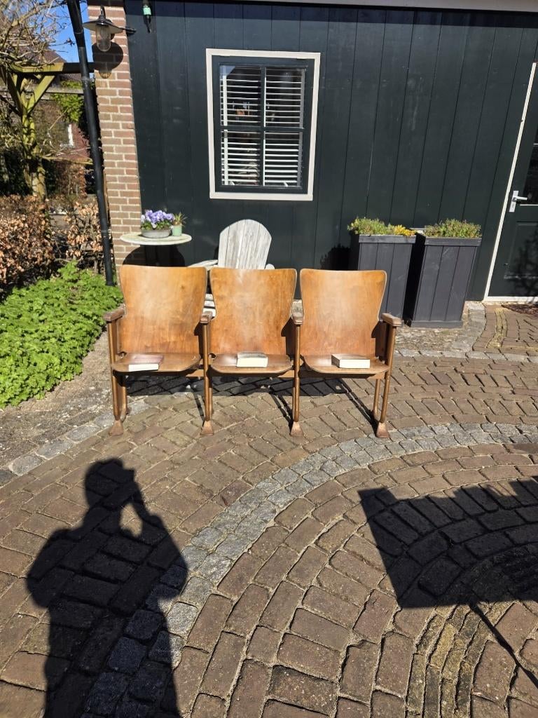 Brocante schouwburgstoelen, Ophalen