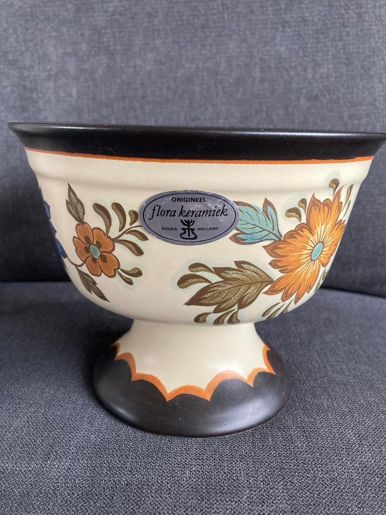 Flora Keramiek plateel Gouda Holland schaal bloempot nr 3070, Antiek en Kunst, Antiek | Keramiek en Aardewerk, Ophalen of Verzenden